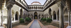 Lee más sobre el artículo Alcazar de Sevilla – Paseo entre arcos y jardines