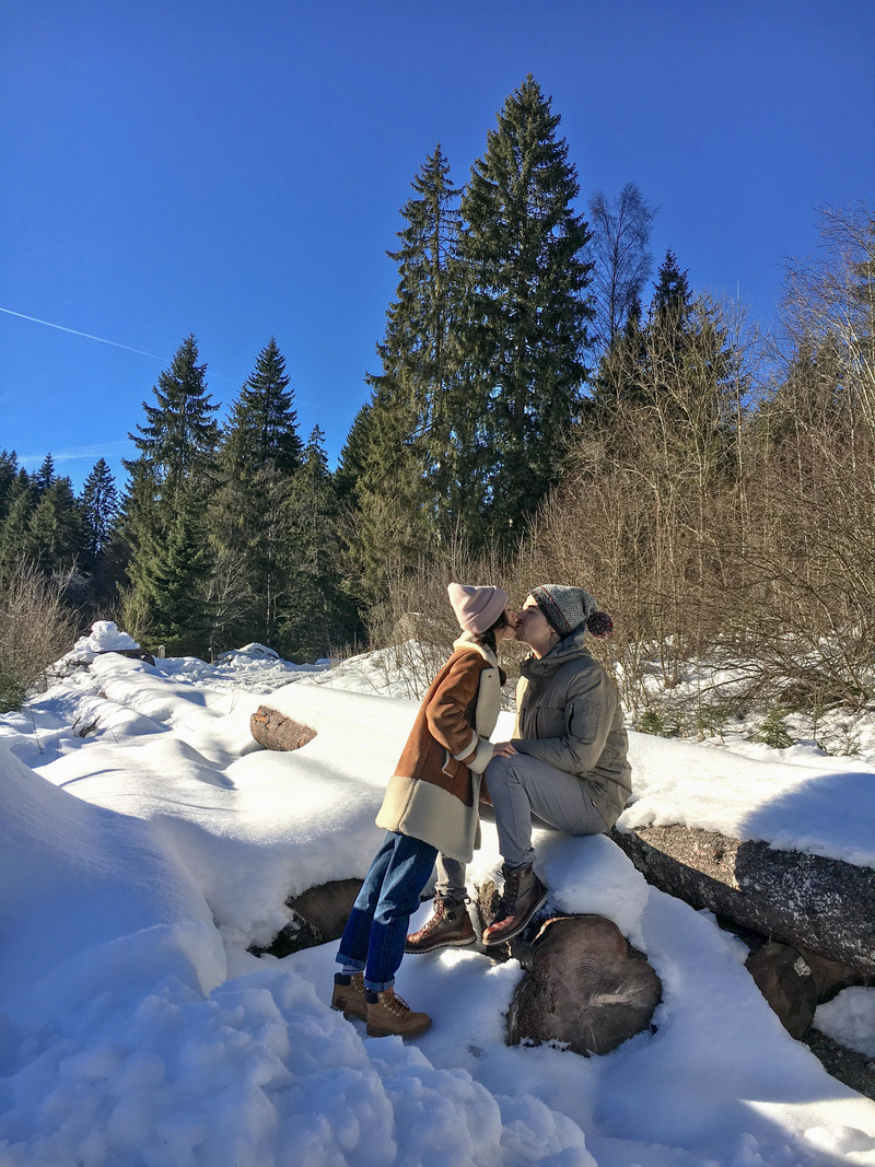 Antonio y Teresa beso en la nieve, Selva Negra