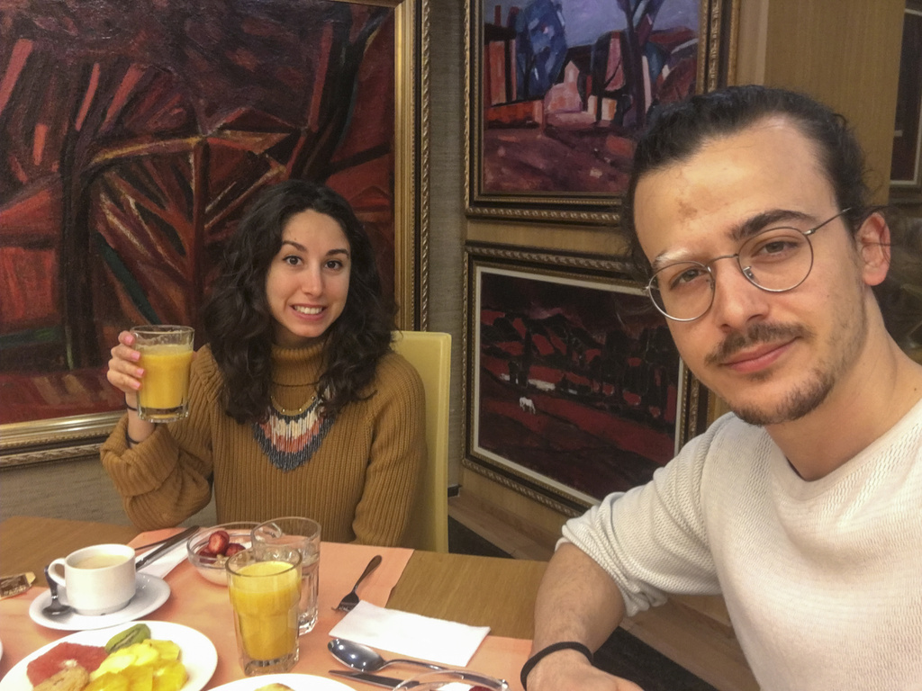 Hotel Anel - Tomando un desayuno